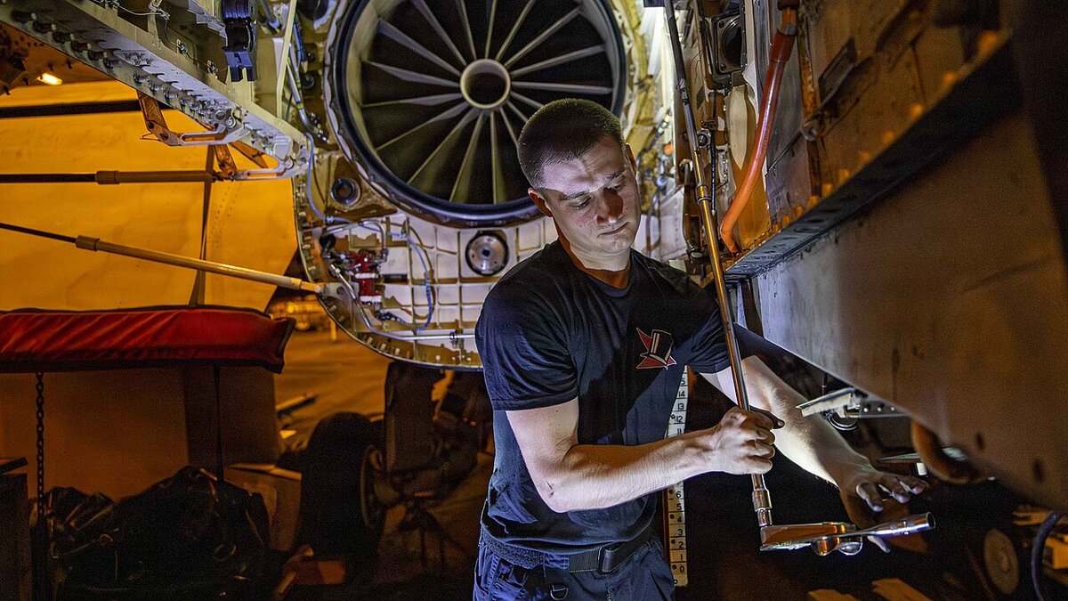 Aviation's Supply-Chain Squeeze: A Record-Old Fleet and 18,000 Jets on Backorder