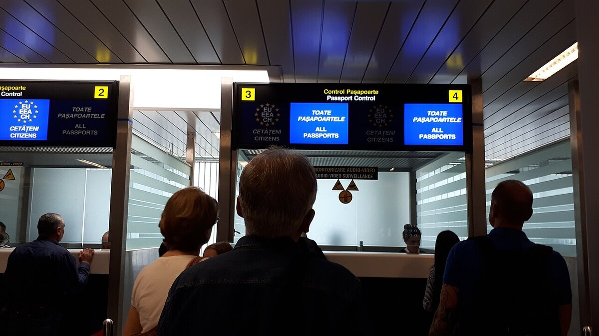 EES Border Queues Hit 5 Hours as Airports Switch Off Biometrics