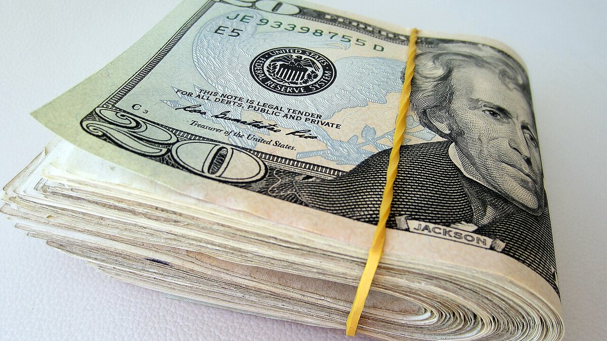 How Much Cash Can You Fly With? US and International Limits Explained