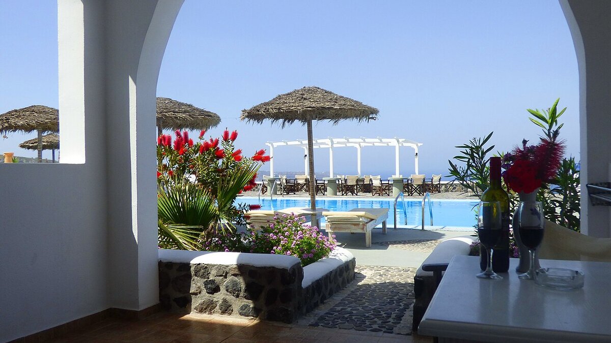 Europe autumn hotel prices 2026: rates drop 7% after summer, with falls of up to 30% in the Algarve, Mykonos and Kos
