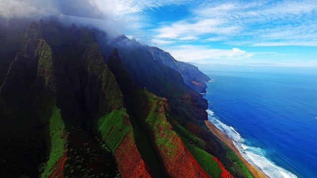 Kauai Asks Tourists to Stay Away After Hurricane Lowell