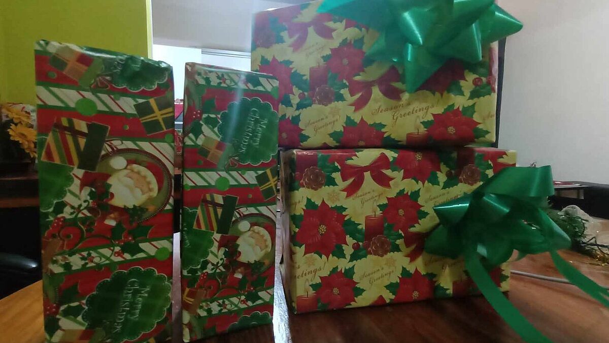 Christmas Crackers & Wrapped Gifts on a Plane: 2026 Rules